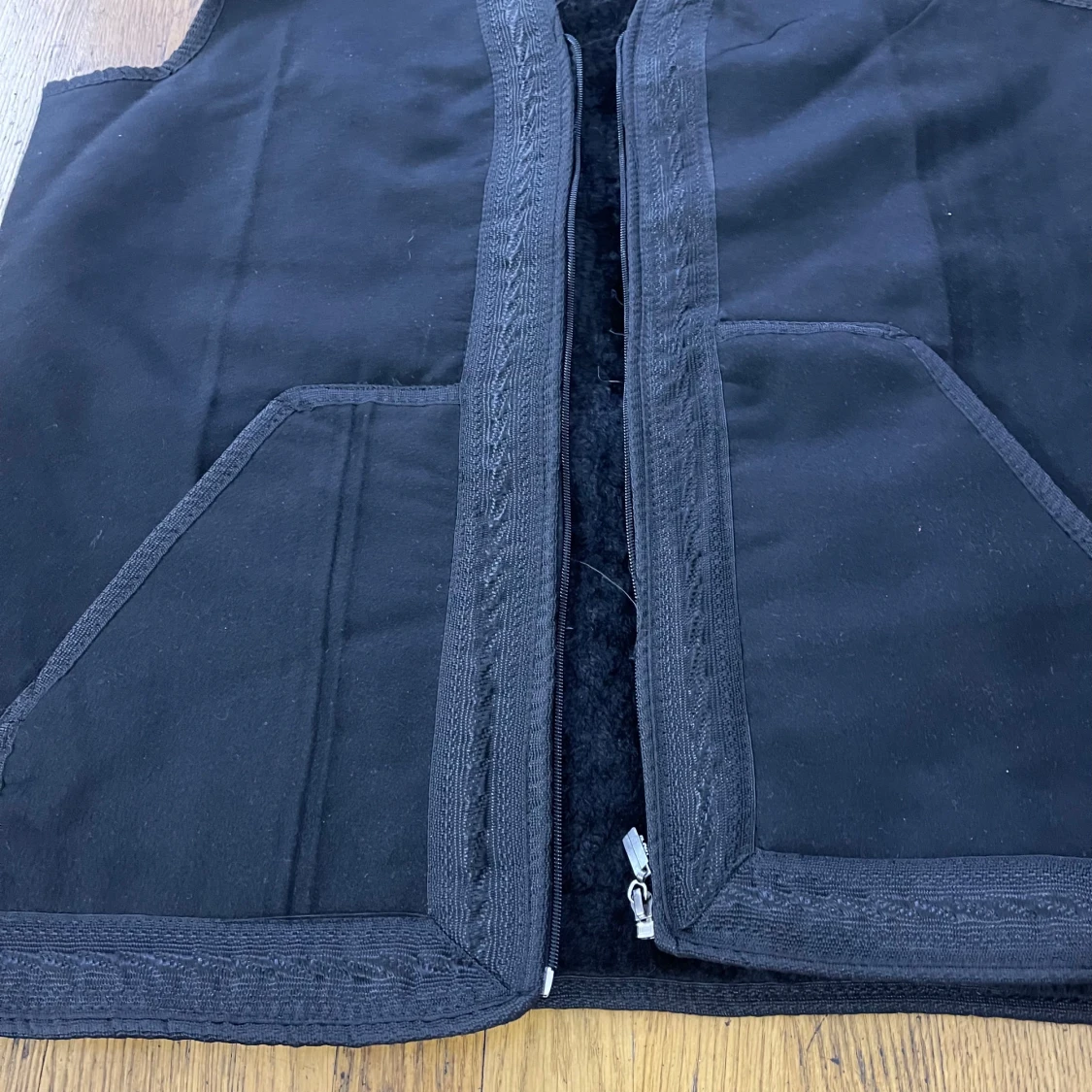 Svart fodrad väst med dragkedja - 1