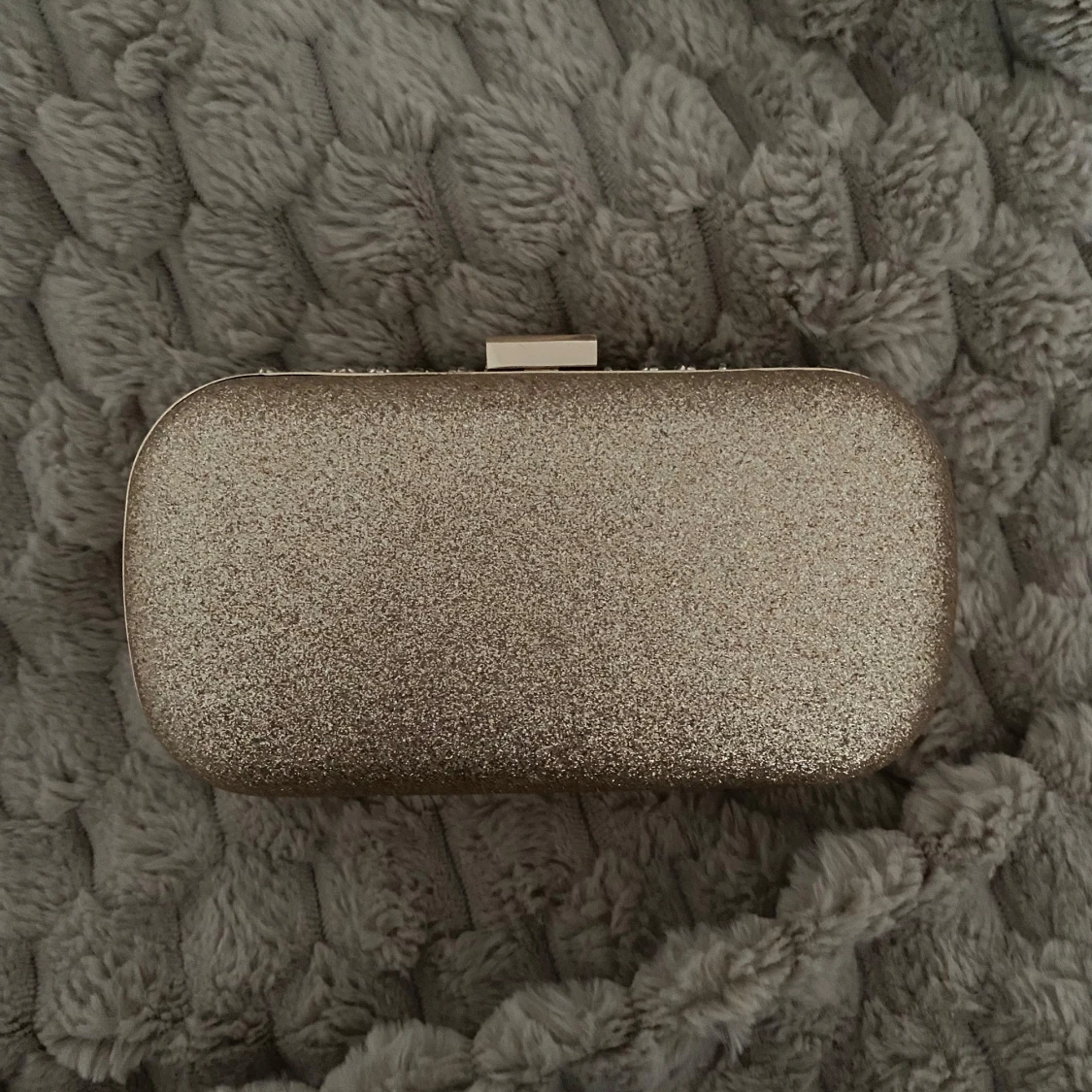 Glittrig kuvertväska - 1