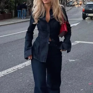 Mörkblå jeansskjorta med markerad midja - super fin jeansskjorta som är figursydd, förstor för mig då de e därför jag säljer den💓 