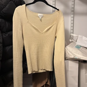 Ljusgul ribbad långärmad tröja H&M - Snygg ljusgul tröja som funkar på finare tillfällen men också till vardags. Aldrig använt den så därav inga defekter❤️