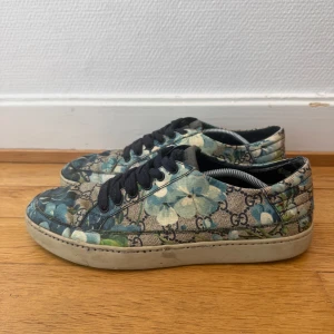 Gucci Bloom sneakers  - Säljer nu dessa fräcka Gucci skor | Storlek 43 | Använt skick men fortfarande fina | Hör gärna av er vid frågor eller funderingar 