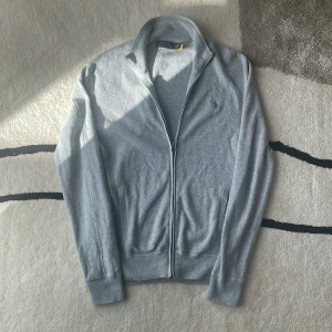 Ralph Lauren Zip Cardigan - Cardigan från Ralph Lauren | Storlek: S - Skick: 8/10 - Nypris: 2399kr - Mitt Pris: 599kr!