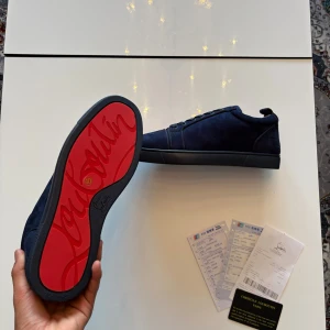 Mockasneakers från Christian Louboutin - Säljer ett par helt nya Christian Louboutin Mockasneakers i mörkblå färg. Kommer med kvitto och allt annat förutom boxen. Passar perfekt året runt. Säljer för ett billigt pris så du kan spara flera tusen lappar☺️kontakta mig om du undrar det minsta lilla.