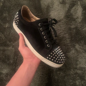 Christian Louboutin  - Säljer dessa tvär feta loubs i fint skick, kvitto finns allt og ingår. Skriv vid frågor. Mvh Oskar 