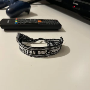 Svart Dior armband - Ett riktigt fett svart Dior armband! Skriv vid frågor 🤝