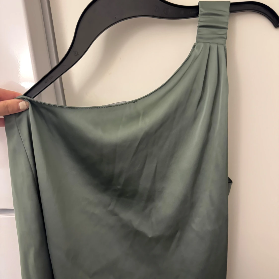 Grön one shoulder från Zara - 1