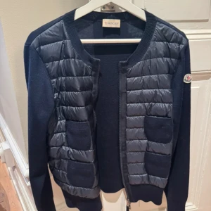  Intressekoll på min Moncler cardigan - Storlek L köpt på Vinted men kommer inte jätte mycket till användning och passar M bra, liten för sin storlek.