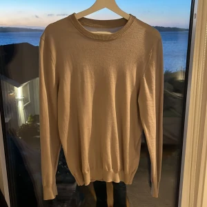 Beige merinoulltröja These Glory Days - Säljer en stilren beige tröja från These Glory Days i mjuk och tunn merinoull. Tröjan är i storlek S. Skriv vid funderingar!