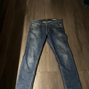 Replay Grover jeans i mörkblå denim - Säljer ett par Replay Grover jeans i mörkblå tvätt och klassiska kontrastsömmar. Jeansen har raka ben, fem fickor och coola detaljer på bakfickorna. Perfekta för dig som gillar en tidlös jeanslook.