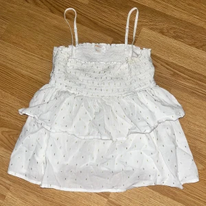 Söt topp💗 - Superfin prickig linnetopp med gulddetaljer och volang. Perfekt för Stockholmsstil och hösten om man kombinerar den med en kofta över💓💓 Plus supersnygg till fest eller nyår. Passar XXS eller XS