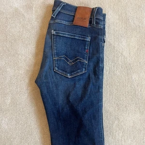 Replay anbass jeans  - Säljer dessa mörkblåa replay anbass hyperflex jeans som e riktigt feta. Jeansen är i storlek W30 L32 och har inga defekter samt är i riktigt bra skick. Det är bara att höra av dig vid minsta fundering så svarar jag snabbt! 👍