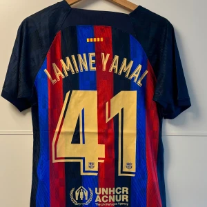Lamine Yamal fotbollströja FC Barcelona 22/23 - Helt ny fotbollströja som Lamine Yamal hade på sin debut replika. Strl M