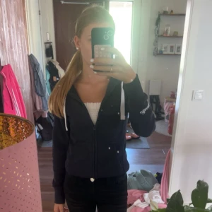 Mörkblå hoodie från russemurch - Mörkblå hoodie från russemerch, nytt skick! I storlek xxs och kostar 749kr ny. Pris kan diskuteras! 💞 