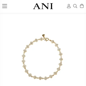 ANI blossom bracelet  - Superfint armband från ANI i guld. Längden är ca 16 cm och det kommer i originalask. 18 karat guld och stenarna är gjorda av Cubic Zirconia och de blänker väldigt fint. Sparsamt användt. Har kortats ner lite hos guldsmed, delarna följer med. Orginalpris är 1500 kr. PRISET ÄR FÖRHANDLINGBART, föreslå gärna ett pris