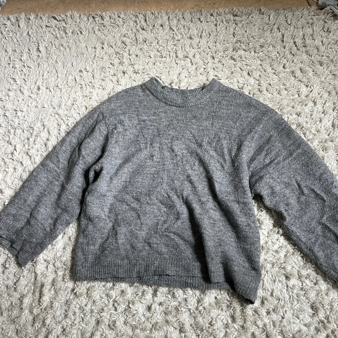 Grå stickad tröja med rund hals - 1