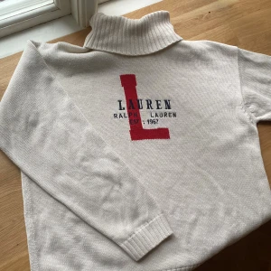  Ralph Lauren/polotröja - Vit polotröja från Ralph Lauren, storlek S ,ena lappen har rivits ut 