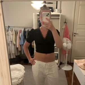 Svart blus - Säljer en svart blus från stradivarius. Ganska kort i modellen och med v-ringning🙌🙌🥰🥰