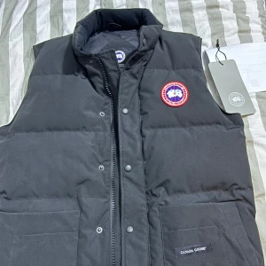 Svart dunväst från Canada Goose - Säljer min Canada Goose väst köpte den i år har tröttnat på den, köpte för 7300kr kvitto finns kom privat för att se den 