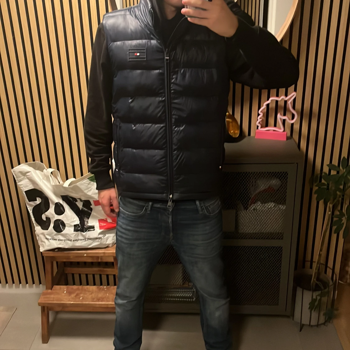 Mörkblå dunväst från Tommy Hilfiger