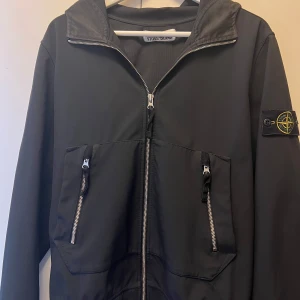 Stone Island vindjacka  - Säljer en svart Stone Island vind/regn jacka i storlek s. Jackan är i bra skicka, säljer den för 2000 kr (nypris 5500kr). Hör gärna av dig för mer bilder eller info. 