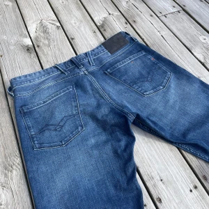 Replay Joe Slim jeans blå 32 - Säljer ett par snygga blå Replay Joe Slim jeans. Tyvärr vet jag ej längden men ifall du vill att jag ska mäta är det bara att säga till! Väldigt bra skick på dem också!