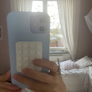 Dubbelsidig Octobuddy - En vit octobuddy med suggproppar på båda sidorna. Fint skick och oanvänd.    6x4,5 cm stor. 