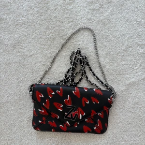 Zadig Voltarie väska - Älskar denna väska. Den är typ använd max 4 gånger och är verkligen som ny. Modellen är rock nano, asså den lilla av de två rock modellerna. Nypris är 2500