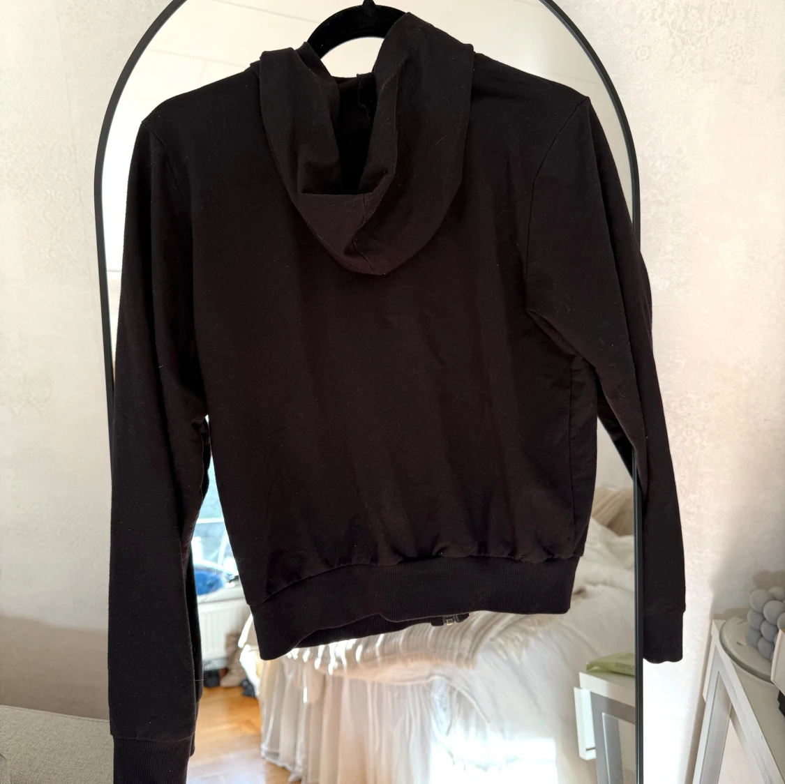 Svart zip hoodie - 1