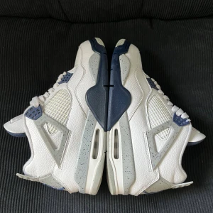 Nike Air Jordan 4 Retro Midnight Navy - Nike Air Jordan 4 Retro i färgen White/Midnight Navy. Använt i någon månad, inte så mycket. Är i rätt så bra skick men lite skador på sidan av skon. Storlek 42,5. Säljer dem för 1299 kr som är ett bra pris. Men jag kan sänka det lite. Kontakta om ni är intresserade!!