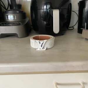 Vit  skärp med blå detaljer - Helt ny skick 