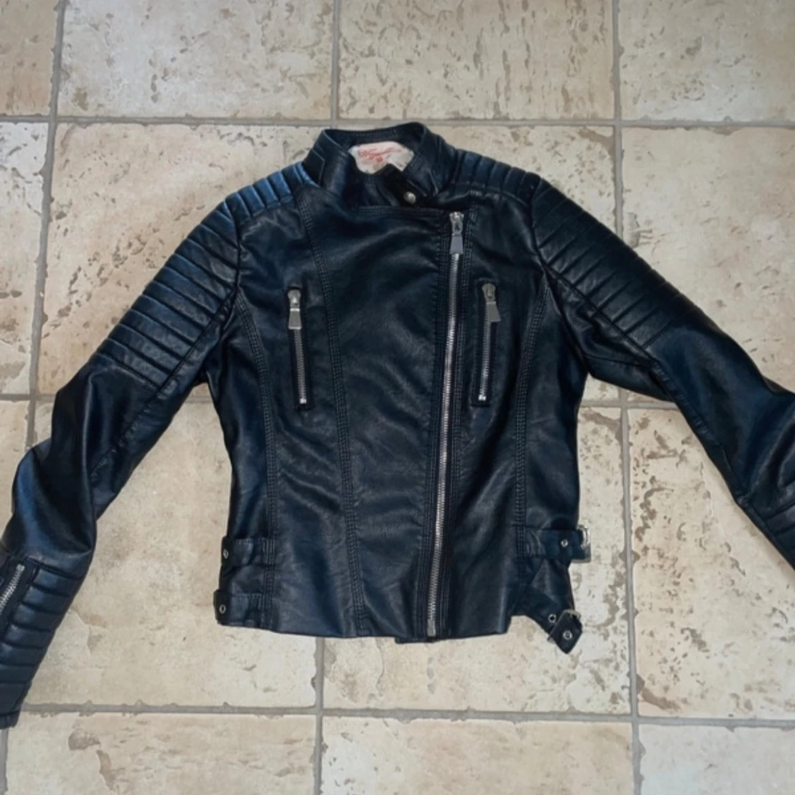 Svart biker skinnjacka med dragkedjor