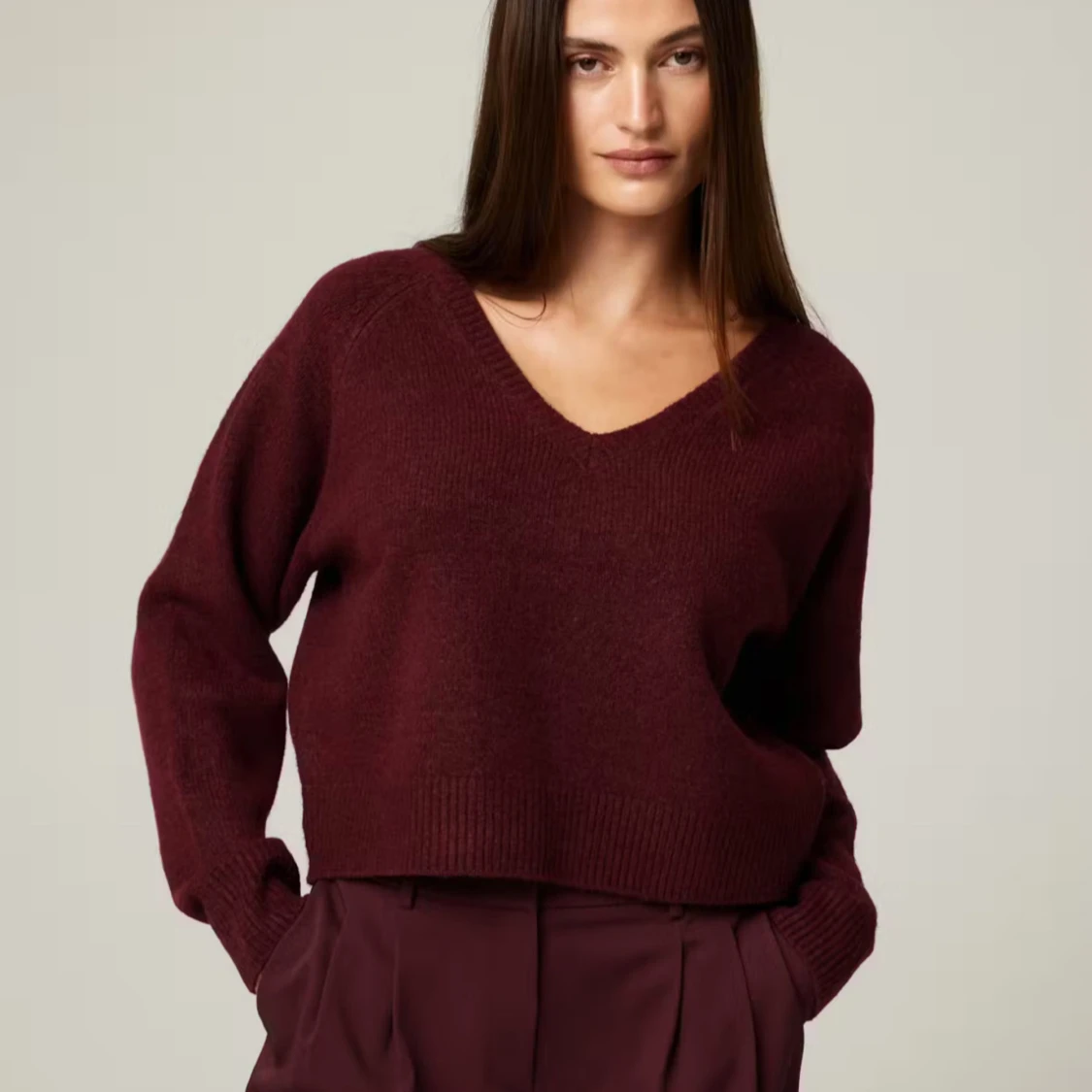 Vinröd stickad v-ringad tröja