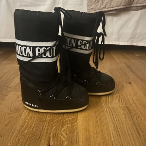 Svarta Moon Boot vinterstövlar - Pris kan diskuteras. Har inte används mycket alls så är som nya men säljer dom för halva priset💕