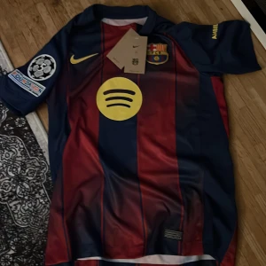 FC Barcelona Lamine Yamal matchtröja 25/26 - Behöver bli av med denna tröjan så snabbt som möjligt. Helt ny och aldrig använd!