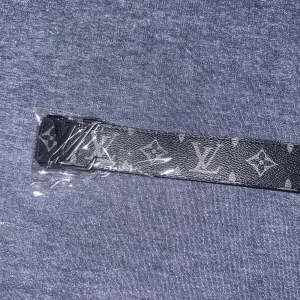 Svart bälte med monogram - Hej säljer nu mitt svarta bälte i läder. Riktigt snyggt passar alla tillfällen. Storlek 120cm men man kan göra egna hål så att det passar för alla. Kom privat om frågor och pris kan diskuteras 