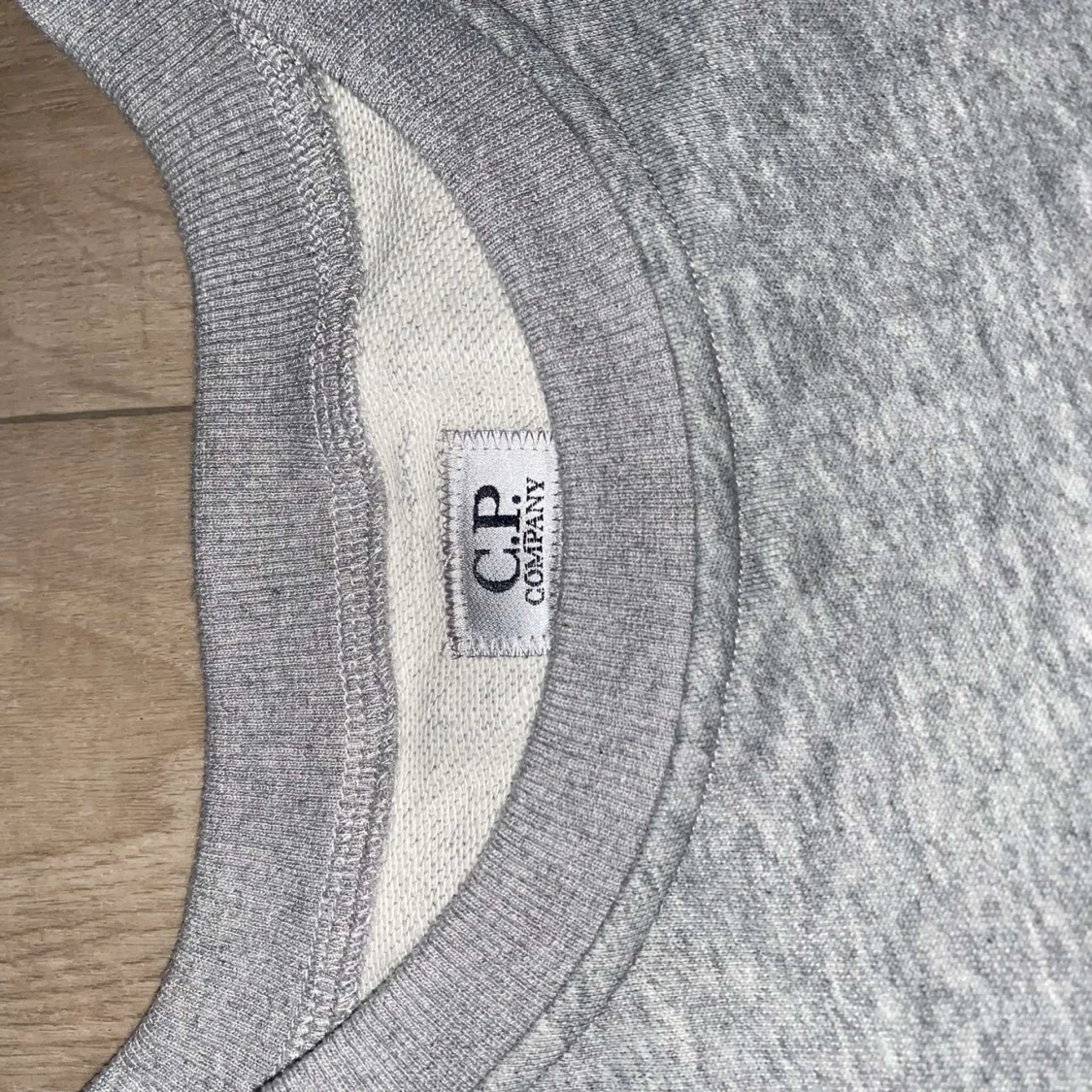 Grå sweatshirt från C.P. Company - 1