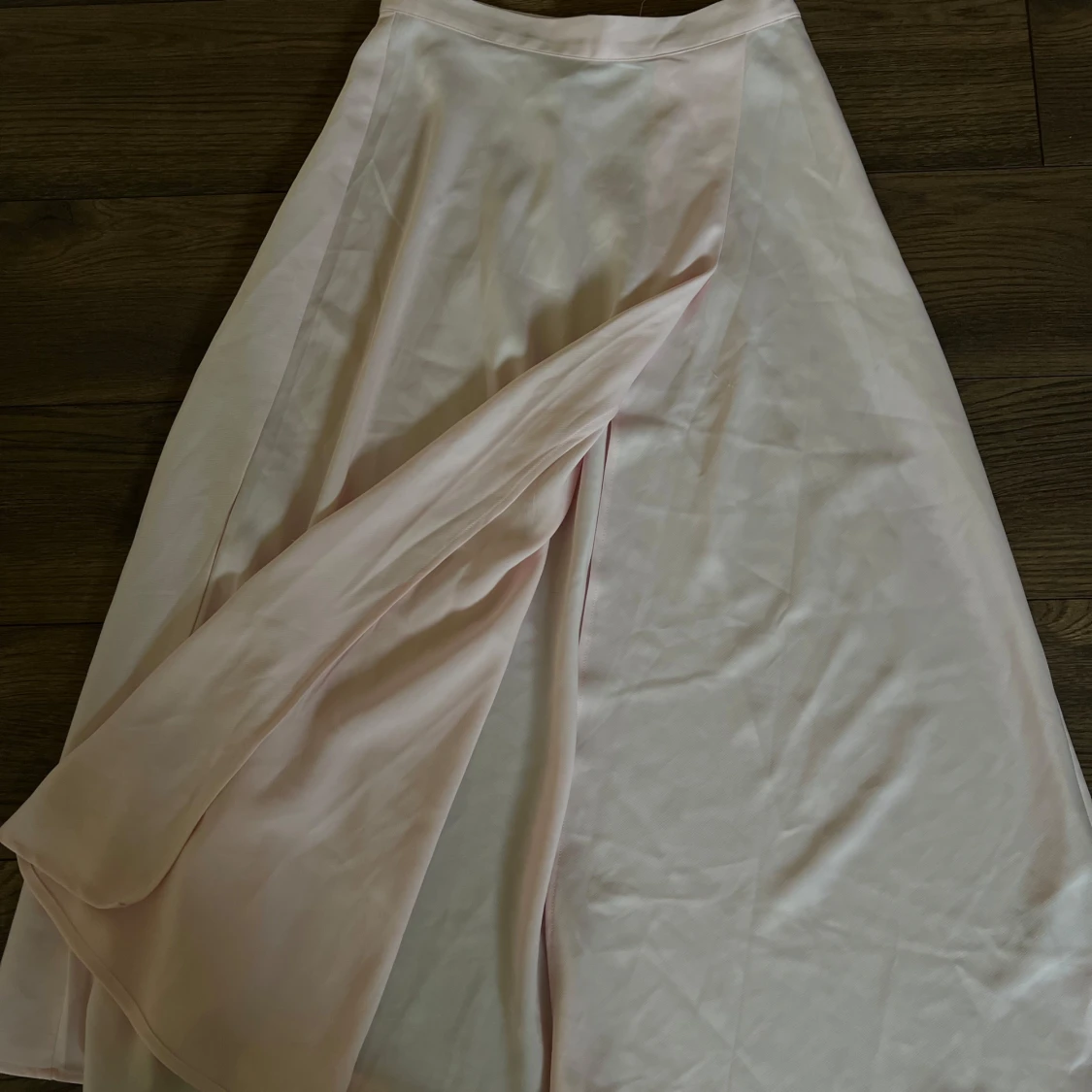 Ljusrosa långkjol i satin - 1