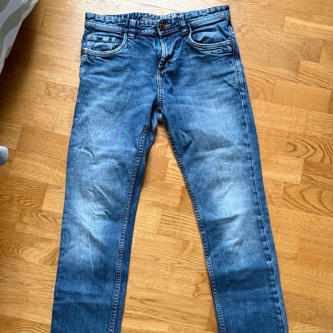 Blå jeans med smal passform