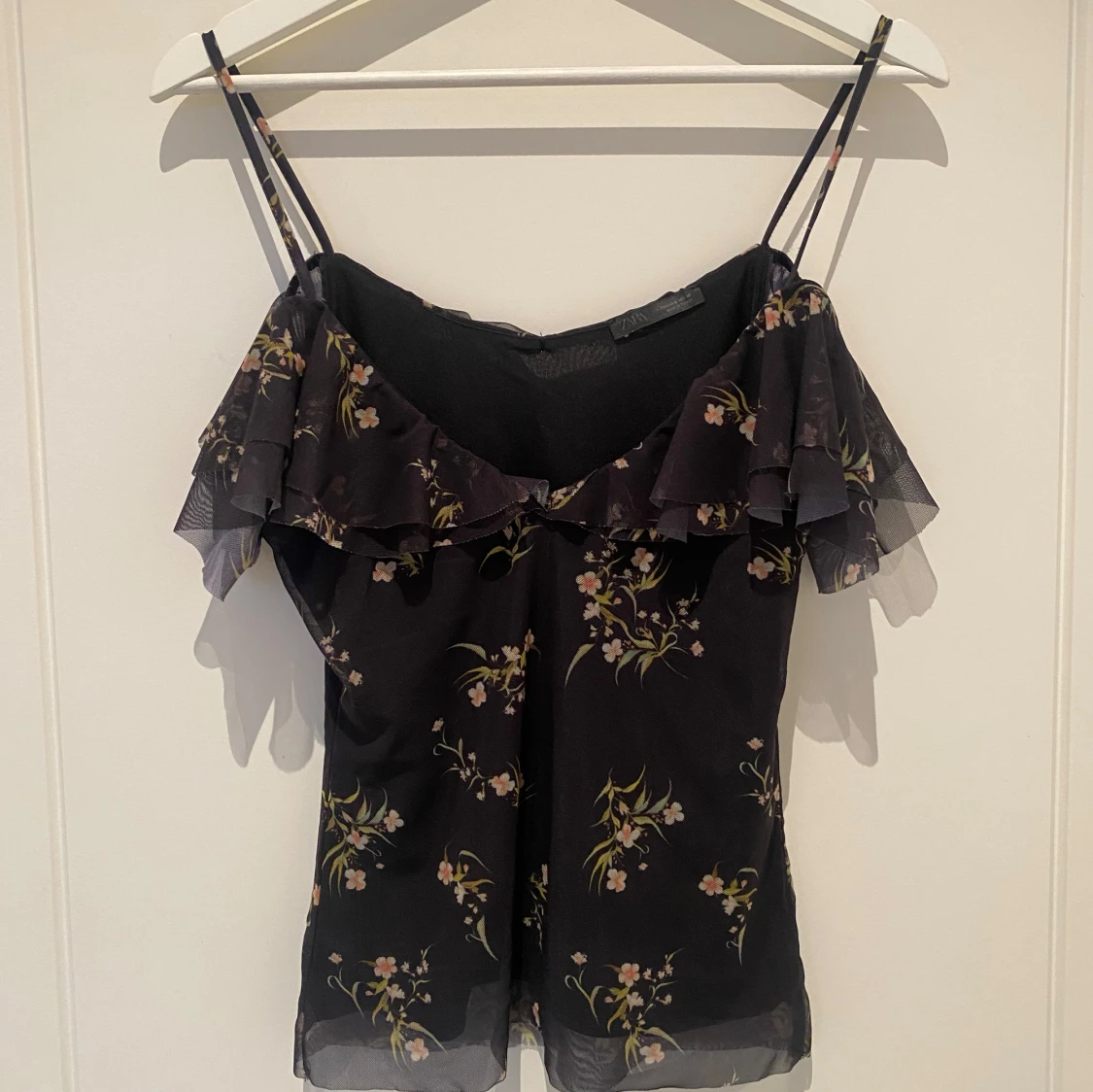 Blommig svart linnetopp från Zara