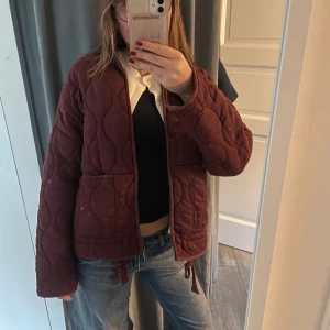 Vinröd jacka från Zara - Säljer den utsålda jackan från Zara i vinrött!! Jackan har några små hål i sig som den hade redan när jag fick hem den, det är säkert något som går att lösa och inget jag tänker på när jag har den på mig. Men därav det billigare priset 🙌