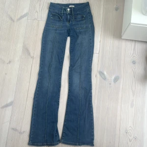 super snygga jeans💗 - snygga jeans från nelly ny pris 699 kr💗 str 32/xxs bootcut och stretchiga så dem sutter jätte bra! säljer pgr av jag har växt ur dem🫶🫶