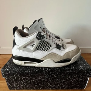 Jordan 4 Military Black - Säljer mina military blacks då jag inte längre använder dem. De är använda men i super bra skick. Hör gärna av er för fler frågor.