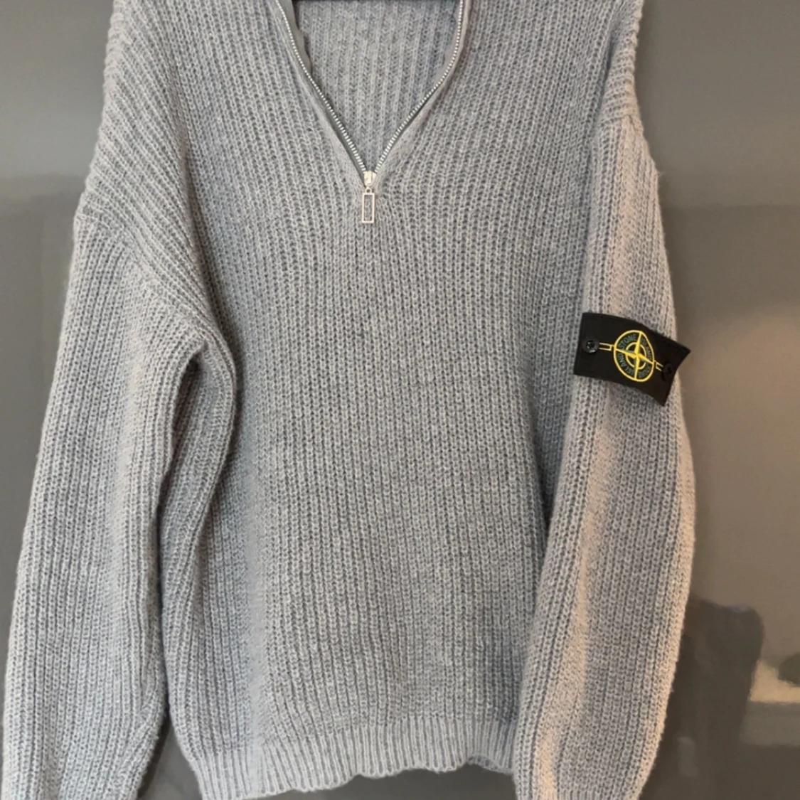 Grå stickad hoodie från Stone Island - 3
