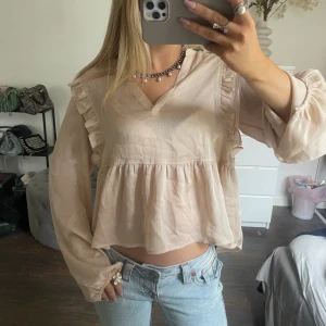 blus neo noir - asfin blus från neo noir🩷🩷🩷står ingen storlek i men passar mig perfekt som har xs/s