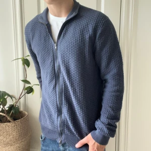 John Henric full zip tröja L - John Henric full zip tröja L mörkblå, inga defekter. Riktigt najs mönster! Modellen är 180,75 kg. Kom med frågor 🤝