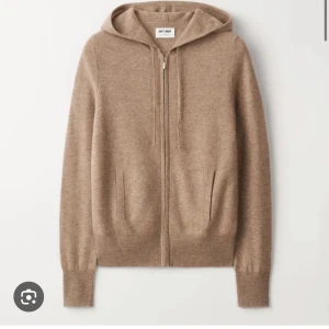 Beige hoodie i kashmir från Soft Goat - Mysig beige hoodie från Soft Goat i kashmir. Finns en liten defekt på insidan, som lätt går att sy ihop, och syns inte på utsidan, nypris 2700kr 