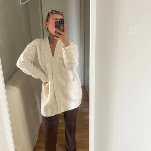 Zara, Oversized cremecit stickad kofta  - Mysig oversized kofta i stickat material i cremevit färg. Koftan har två stora fickor framtill, lång ärm och en rak, avslappnad passform. Perfekt att slänga över sig nu till höst!                                                                             (Läs alltid min profil för villkor)