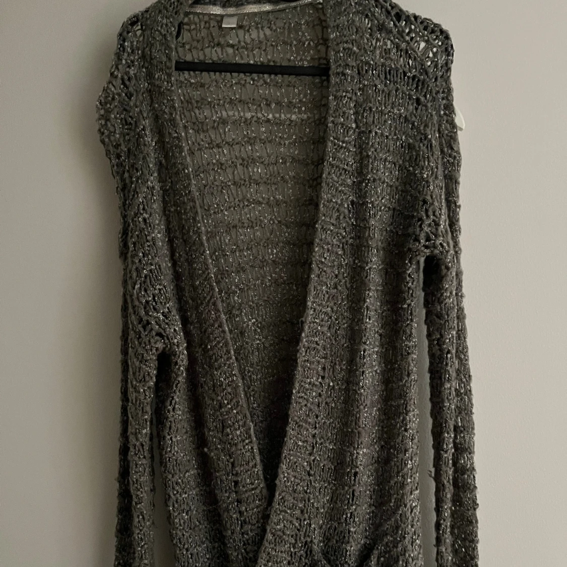 Grå grovstickad kofta med fickor - 1