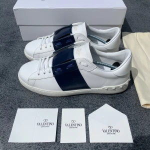 Valentino open - Ett par riktigt feta valentinos i storlek 43, allt på bilderna fås med, skickar samma dag!