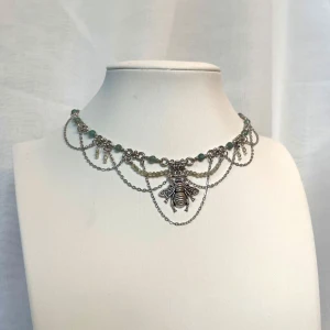 Handgjort halsband  - Ett simplare halsband men små pärlor och silvriga detaljer :)